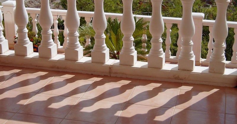 Quels carrelages pour une longue terrasse extérieure en plein soleil ?