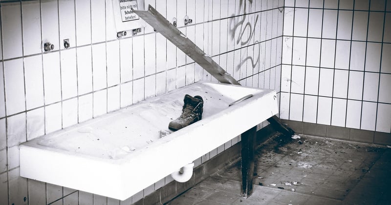 Choisir une peinture anti-humidité pour une salle de bain sans fenêtre : le guide